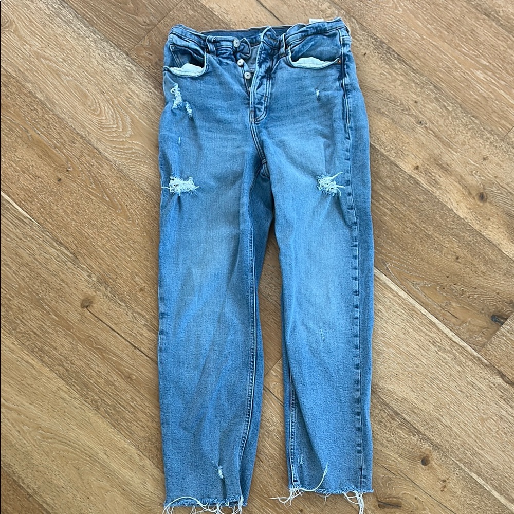 Old Navy. Size 6. Style extra high rise sky-hi straight Distressed Blue Jeans
